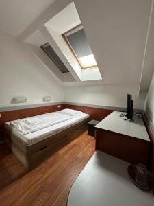 Postel nebo postele na pokoji v ubytování HOTEL ZELENÝ DVOR