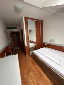 Postel nebo postele na pokoji v ubytování HOTEL ZELENÝ DVOR