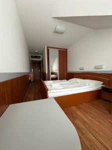 Postel nebo postele na pokoji v ubytování HOTEL ZELENÝ DVOR