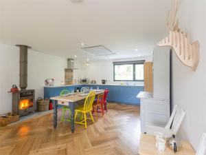 cocina con mesa, sillas y chimenea en 3 Bed in Pitlochry CA207, en Struan