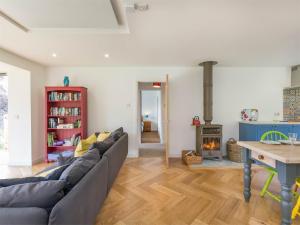 a living room with a couch and a fireplace at 3 Bed in Pitlochry CA207 in Struan