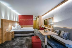 Uma cama ou camas num quarto em Hotel Kaiser in Tirol