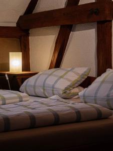 a pair of beds in a room with a bedsenalsenalsenalsenalsenal at Ferienhof Bahlens-Schur in Friedland