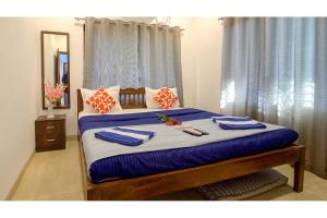 1 Schlafzimmer mit 2 Betten mit blauer und weißer Bettwäsche in der Unterkunft Rooms at sea dreamz in Alībāg