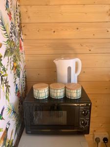 una pequeña estufa con una jarra encima en Bijou Bunker, en Whitstable