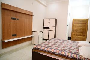 Voodi või voodid majutusasutuse Surendra Villa Home Stay toas