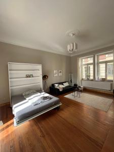 FeWo Taubenstern في شفيرين: غرفة نوم مع سرير وغرفة معيشة