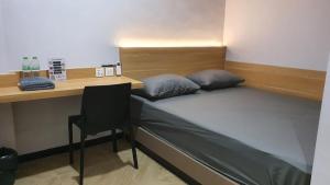 Cama o camas de una habitación en Check Inn Permata Hijau