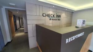 El vestíbulo o zona de recepción de Check Inn Permata Hijau