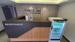 El vestíbulo o zona de recepción de Check Inn Permata Hijau