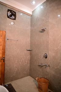 Vannituba majutusasutuses Surendra Villa Home Stay