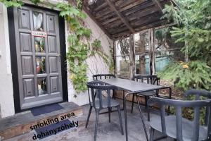 ケチケメートにあるURBAN in Old Town (Kecskemét)のパティオ(テーブル、椅子、窓付)