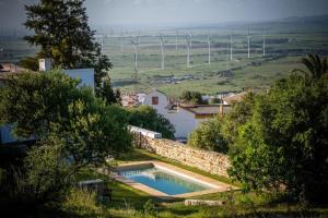 dom z basenem na wzgórzu z widokiem w obiekcie Facinas Houses (Tarifa) w mieście Facinas
