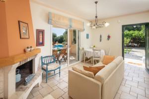 uma sala de estar com um sofá e uma lareira em Cote Jardin em Barbati