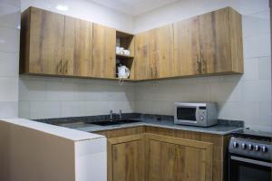 Кухня или кухненски бокс в Fully Furnished 2-Bedroom in East Legon