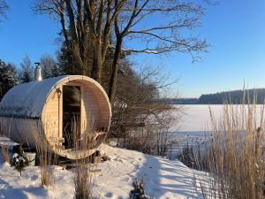 Obiekt Apartament Klimt nad jeziorem Juno w Mragowie zimą