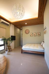 a bedroom with a bed and a chandelier at 城市角落民宿 in Hualien City