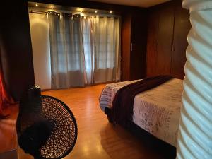 - une chambre avec un lit et un ventilateur dans l'établissement 4 Bedroom Family Home, à Port Elizabeth