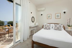 um quarto com uma cama e uma varanda em Cote Jardin em Barbati mais 35 fotografias