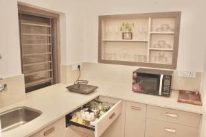 A kitchen or kitchenette at Bungalow Eleven11