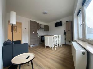 シャルルロワにある012-Superbe étage spacieux avec balcon extérieur netflix gratuitのリビングルーム(ソファ、テーブル付)