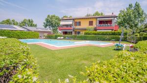 una casa con piscina en un patio en Garda Orange Apartment - Italian Homing, en Desenzano del Garda