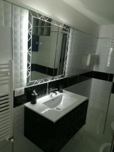 a bathroom with a sink and a mirror at Fiumicino Aeroporto Casa Vacanze Papaveri in Fiumicino