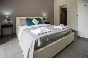 Postel nebo postele na pokoji v ubytování Doria Suites Napoli