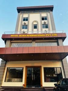 un edificio con un cartel que lee la línea de pago internacional del hotel Uzbekistan en Hotel Ultra International, en Bhairāhawā