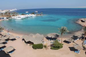 hurghada - chalet - في الغردقة: اطلالة جوية على شاطئ مع مظلات