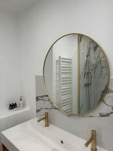 Ένα μπάνιο στο Appartement de charme hyper centre Le Mans +11 φωτογραφίες