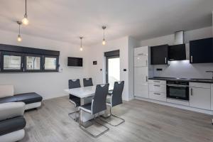 eine Küche und ein Esszimmer mit Tisch und Stühlen in der Unterkunft Pool House Old Town - Happy Rentals in Novi Vinodolski