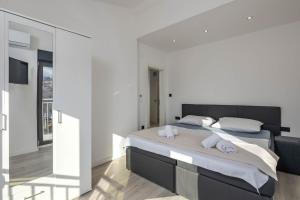 ein Schlafzimmer mit zwei Betten und einem Spiegel in der Unterkunft Pool House Old Town - Happy Rentals in Novi Vinodolski