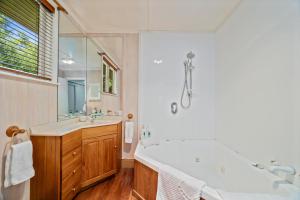 Phòng tắm tại Pool House- Springfield +18 ảnh