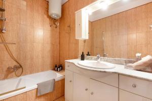 a bathroom with a sink and a tub and a mirror at Apartamento Aka in La Orotava