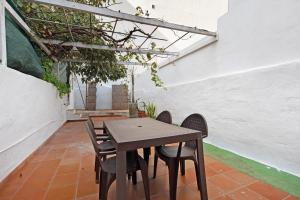 een houten tafel en stoelen op een patio bij Apartamento Aka in La Orotava