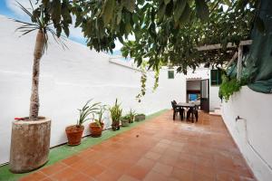 een binnenplaats met een tafel, stoelen en planten bij Apartamento Aka in La Orotava