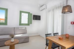 TV a/nebo společenská místnost v ubytování Onar Villas Skyros