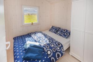 una piccola camera da letto con un letto e una finestra di TURKUSOWE ZACISZE a Kopań