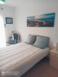 ein Schlafzimmer mit einem großen Bett mit zwei Kissen in der Unterkunft Un coin de campagne in Le Puy-Sainte-Réparade