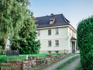 ein weißes Haus mit schwarzem Dach in der Unterkunft Alva in Sondershausen