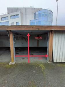 a garage with two red arrows in front of a building at Le Yellow Corner - Place Ney in Angers