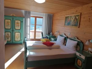 Letto o letti in una camera di Wanishof