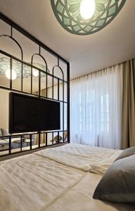 um quarto com uma cama grande e uma televisão de ecrã plano em Fadilpasic's House em Sarajevo