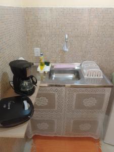 a toy sink in a kitchen with a mouse at Flores do Riacho in São Miguel dos Milagres