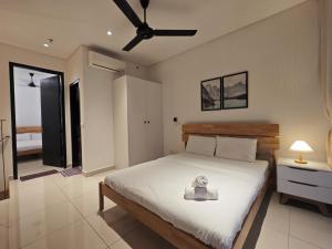 1 dormitorio con 1 cama con sombrero en Centrus Soho Cyberjaya by IdealHub en Cyberjaya