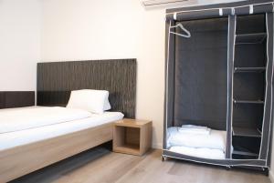ein Schlafzimmer mit einem Etagenbett und einem Bücherregal in der Unterkunft STAGE4 in Feldkirch