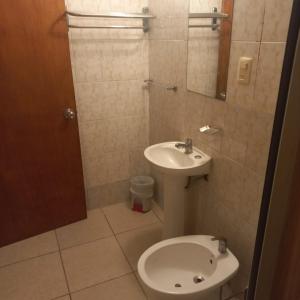 łazienka z toaletą i umywalką w obiekcie Hotel Marcos Dayman w mieście Termas del Daymán