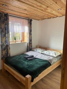 Posteľ alebo postele v izbe v ubytovaní Jaśkowa Chata Bieszczady apartament z basenem + 24 fotografií