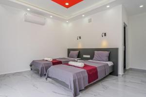 2 letti in una camera con pareti bianche di Villa Hazal 2 / Kalkan a Kaş
